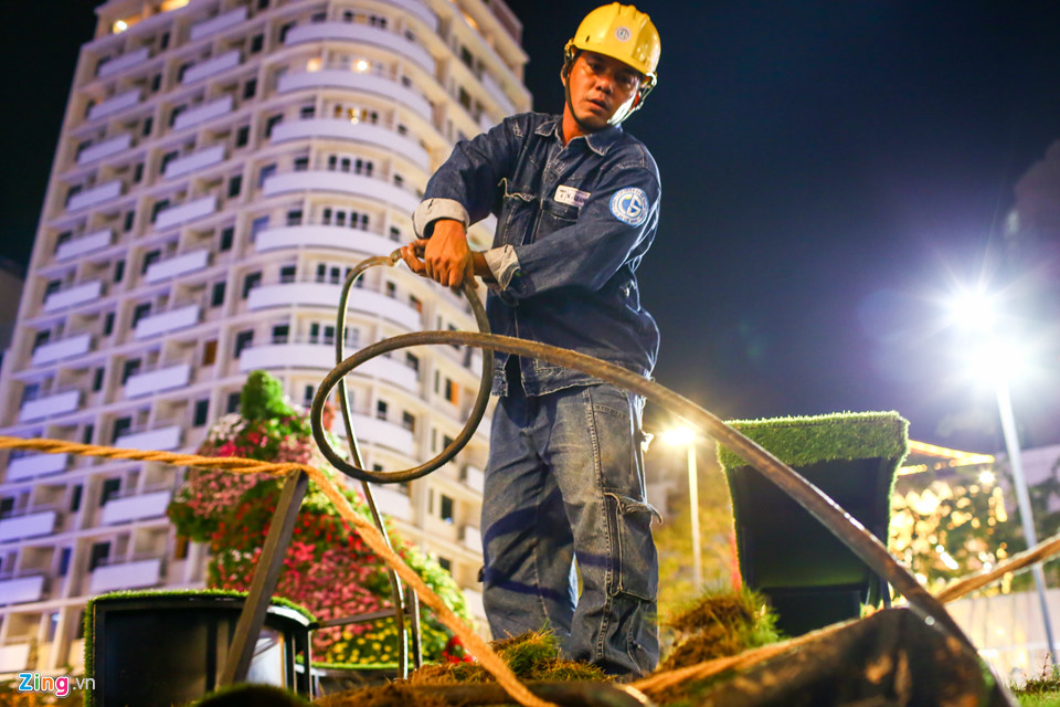 Nhiều người chờ đến khuya để xin hoa đêm bế mạc đường hoa Nguyễn Huệ